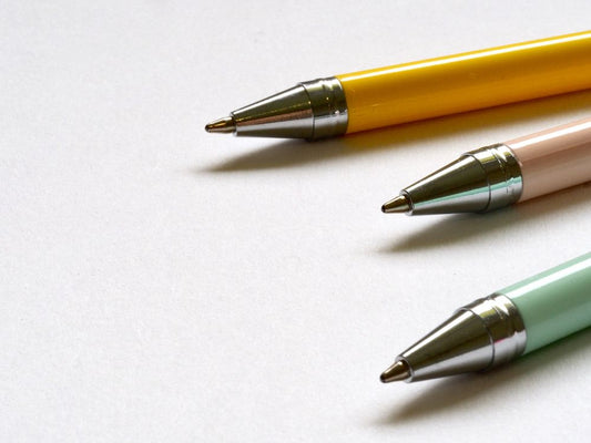 Les différents types de stylos : le guide complet